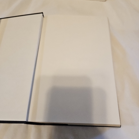 J.D. ROBB Leverage In Death Large Print Edition St. Martin's Press Bestselling - Picture 10 of 16